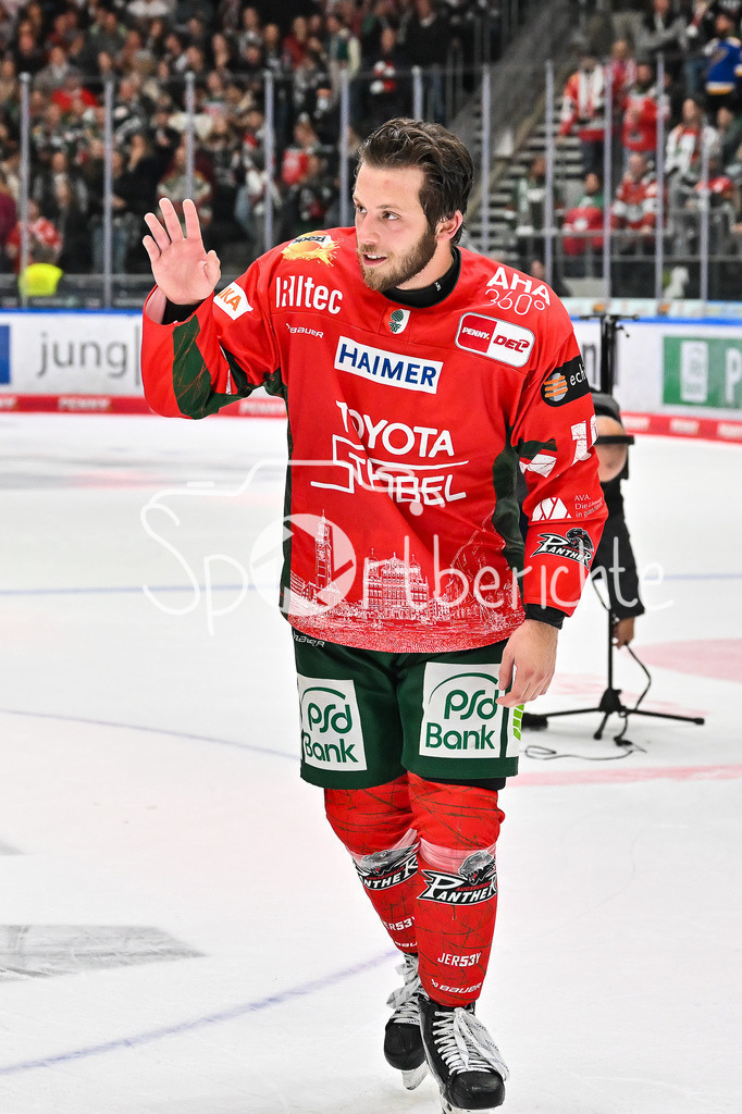 Augsburger Panther - Kölner Haie | Glückliche Augsburger Panther feiern den Heimsieg gegen Köln mit den heimischen Fans / DEL: Augsburger Panther - Kölner Haie; Curt Frenzel Stadion am 26.09.2025 / Riley DAMIANI (Augsburger Panther #19)