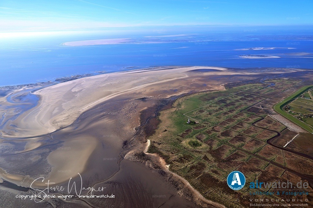 Luftbild Tümlauer-Koog, Westerhever - Luftbild | Der Glockenturm des Tümlauer Koogs, der früher zur Sturmflutwarnung diente, ist eine besondere Attraktion und wird mit der sogenannten Kinderglocke eingeläutet, wobei die Anzahl der Minuten je nach Geburtsgewicht des Kindes bestimmt wird.