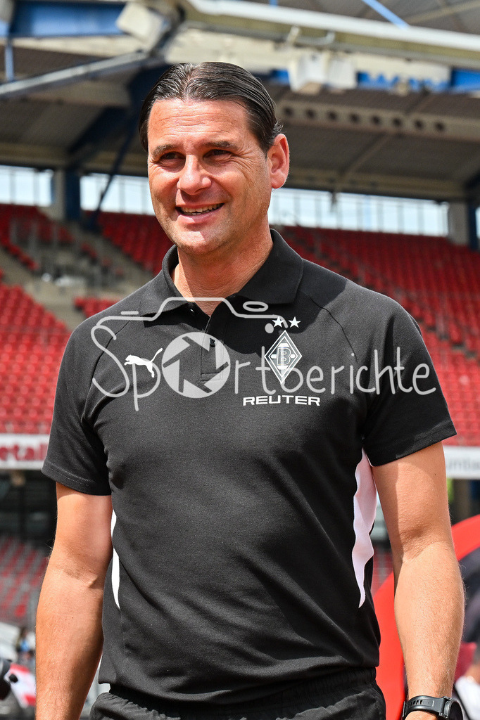 1. FC Nürnberg - Borussia Mönchengladbach | im Bild Gerardo SEOANE Trainer Borussia Moenchengladbach vor der Partie in Nuernberg / Testspiel: 1. FC Nuernberg - Borussia Mönchengladbach, Max-Morlock Stadion am 26.07.2025 / DFL REGULATIONS PROHIBIT ANY USE OF PHOTOGRAPHS AS IMAGE SEQUENCES AND/OR QUASI-VIDEO