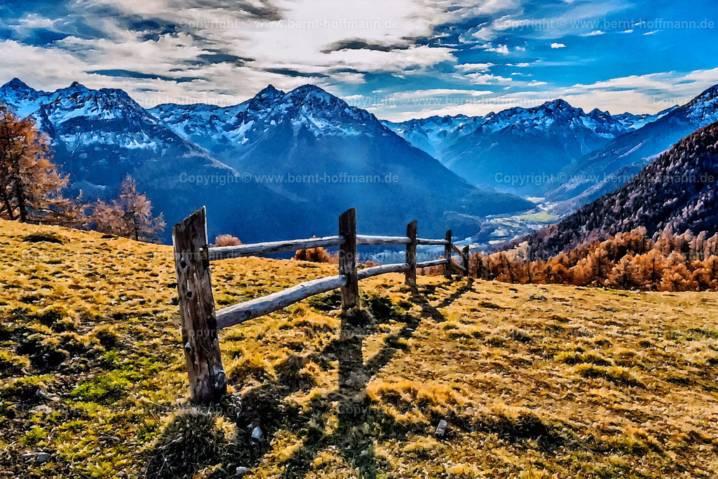 PAD2_RH_AlpSura_Bergzaun_150x100 | DIGITALKUNST. Herbstliche Berglandschaft auf der Alp Sura. Oberhalb von Guarda im Unterengadin. __ Das Basisfoto für dieses malerisch verwandelte Werk hat der Schweizer Hobbyfotograf Rene Hinder gemacht und es Bernt Hoffmann für dessen Kunstpart zur Verfügung gestellt. - Realisiert mit Pictrs.com