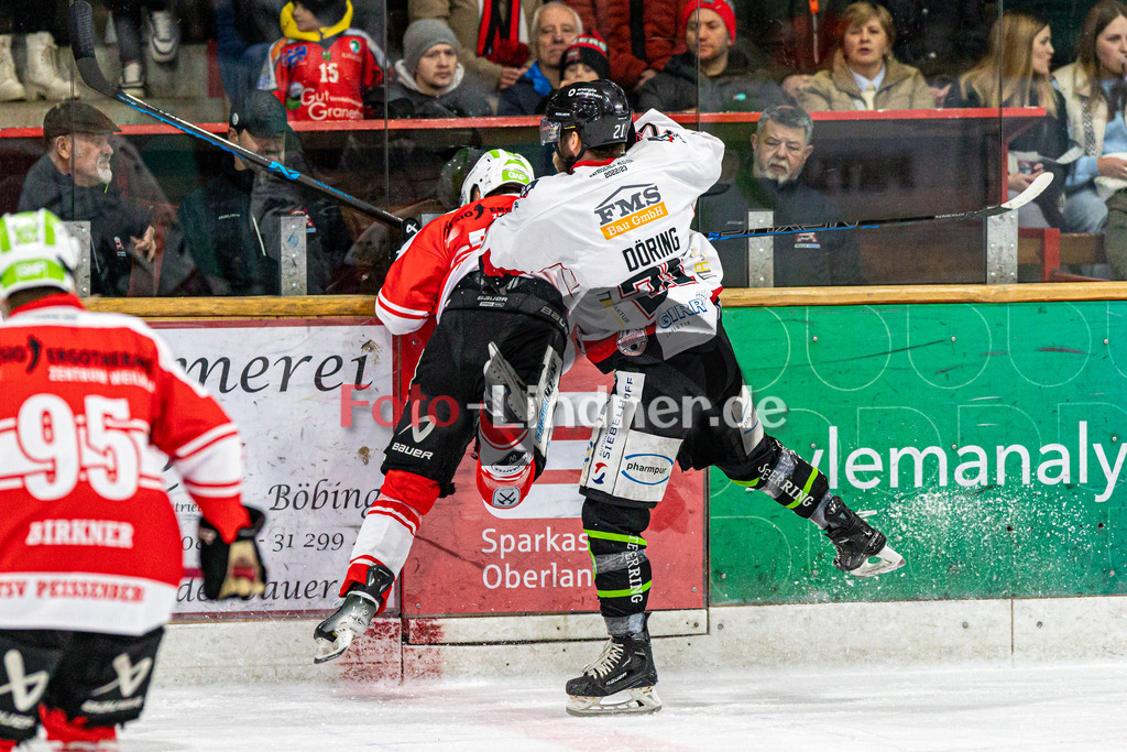 Spiel 3 Finale TSV Peißenberg Miners vs EHC Königsbrunn | Eishockey Bayernliga Playoffs 2023/2024, Spiel 3 Finale TSV Peißenberg Miners vs EHC Königsbrunn, 20240328,
Duell zwischen Manuel SINGER (Miners 71) und Florian DÖRING (EHC 21),
2024-03-28 in Peißenberg (Eisstadion)
71 Manuel SINGER (Miners 71), 21 Florian DÖRING (EHC 21)
Copyright: WolfgangxLindner foto-lindner.de