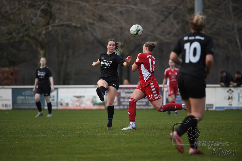 SG am Meer-SpVG Aurich U20 | Bezirksliga Frauen Nord; SG am Meer (schwarz)-SpVG Aurich U20 (rot) am 23.03.2025; in Gristede (Fehrenkampstr. 2a), Photo: Philip Eiben 2025 - Realisiert mit Pictrs.com
