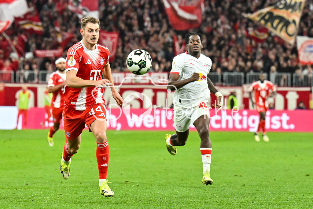 FC Bayern München - RB Leipzig | MUNICH, GERMANY - 11. FEBRUARY: IM DUELL Josip STANISIC (FC Bayern Munich 44) UND Castello LUKEBA (RB Leipzig 23) während dem Spiel zwischen dem FC Bayern München und RB Leipzig beim Viertelfinale des DFB-Pokales in der Allianz Arena