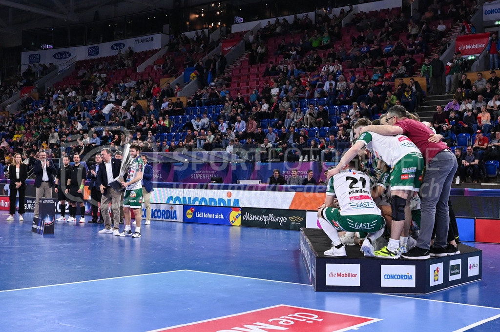 SV Wiler-Ersigen vs Floorball Köniz - 15. April 2023 | SV Wiler-Ersigen vs Floorball Köniz
Stimo Arena, Kloten
Daniel Bareiss mit Marco Louis (#94 SV Wiler-Ersigen) und dem Meister-Pokal, rechts das wartende Team.
Bild: Sportfotografie Markus Aeschimann | www.markus-aeschimann.ch - Realisiert mit Pictrs.com