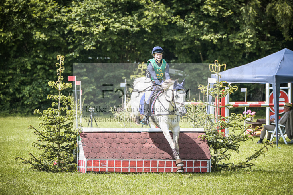 DOS_9408 | Entdecke hochwertige Reitturnierfotos von Foto Oger. Professionell, emotional und authentisch – jetzt Lieblingsmomente im Shop bestellen.Deutschlandweite Turnierfotografie. - Realisiert mit Pictrs.com