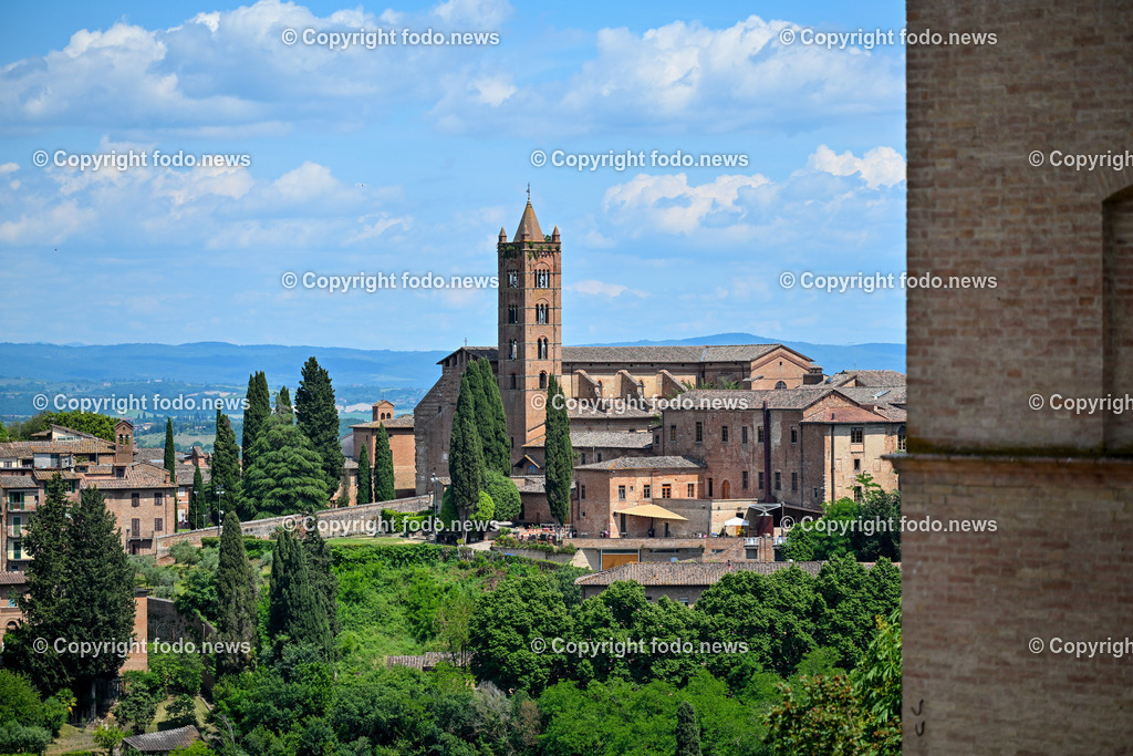 Italien_ Toscana_ Siena_ 27.05.2024-96 | 27.05.2024, Italien, ITA, Toskana, Siena im Bild Stadtansichten, Gebäude, Architektur, Touristen, Historisch, Souvenier, Piazza Del Campo, Dom von Siena


Siena ist Hauptstadt der Provinz Siena und gilt als eine der schönsten Städte der Toskana und Italiens. Die historische Altstadt gehört seit 1995 zum UNESCO-Welterbe. 

