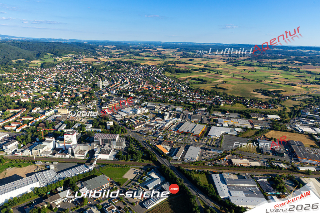 Die Luftbildaufnahme Gewerbegebiet - Kulmbach wurde 2020 mittels Flugzeug (keine Drohne) erstellt. Perfekte Schärfe und Druck- Ergebnisse- Garantiert!