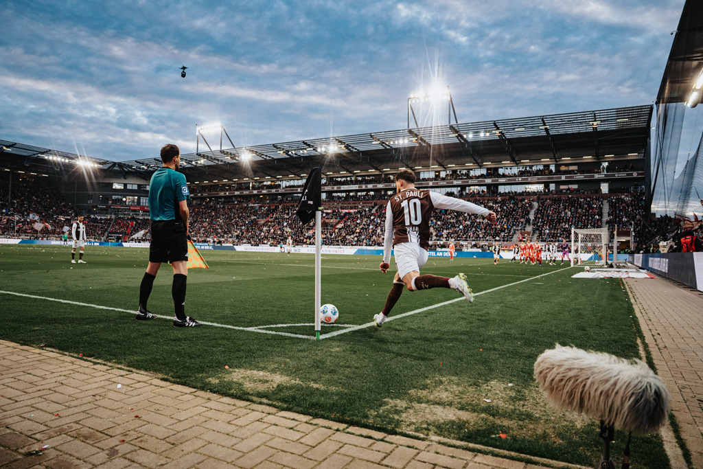 HEV07781 | Der offizielle Shop für FC St. Pauli Fotos. Wähle aus Spielszenen & Fanmomenten dein FCSP Wunschformat. Wir liefern Millerntor-Atmosphäre.