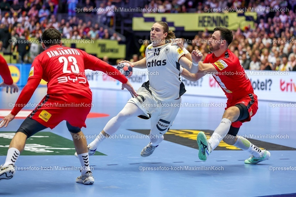 EHF17012602052 | 17.01.2026, Handball, Men's EHF EURO 2026, Deutschland - Serbien, Jyske Bank Boxen in Herning, Dänemark, Preliminary Round:  Juri Knorr (Germany #15) im Zweikampf gegen   Aljosa Damjanovic (Serbien #23)  Uros Kojadinovic (Serbien #15) 