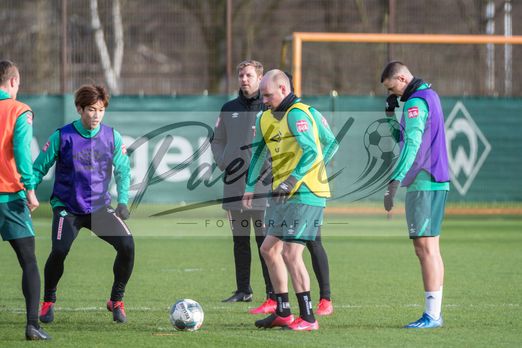 20200218_TRASVW_0077 | Fussball, Herren: Davy Klaassen (Werder Bremen) in Aktion, am Ball, Einzelaktion waehrend der Trainingseinheit des SV Werder Bremen auf dem wohninvest Weserstadion Trainingsplatz am 18.02.2020 in Bremen, Deutschland. - Realisiert mit Pictrs.com