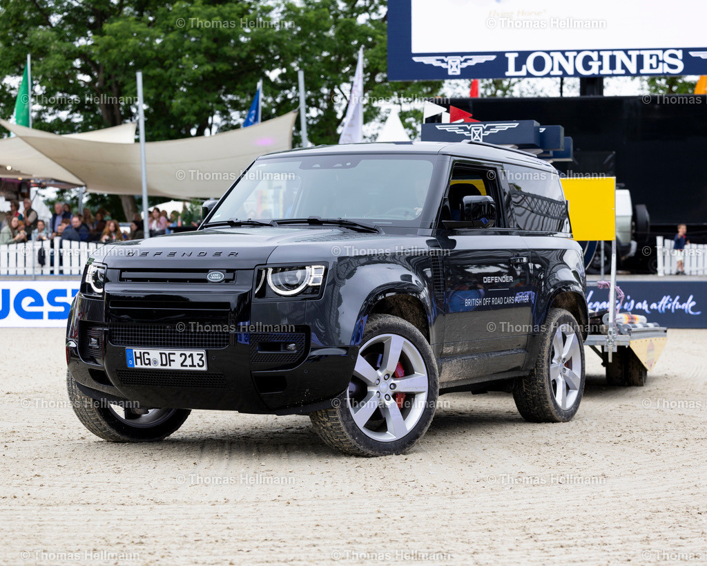 TH_Defender_31225 | Longines Balve Optimum 2025 am 15.06.25 in Balve, Schloss Wocklum, Defender