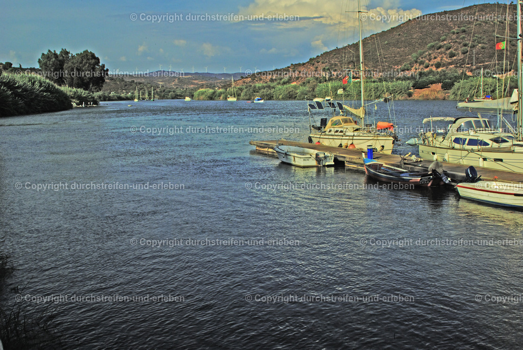Bootsanleger Sanlúcar del Guadiana, Andalusien | Bootsanleger Sanlúcar del Guadiana, Andalusien. Der Rio Guadiana trennt Spanien von Portugal. - Realisiert mit Pictrs.com