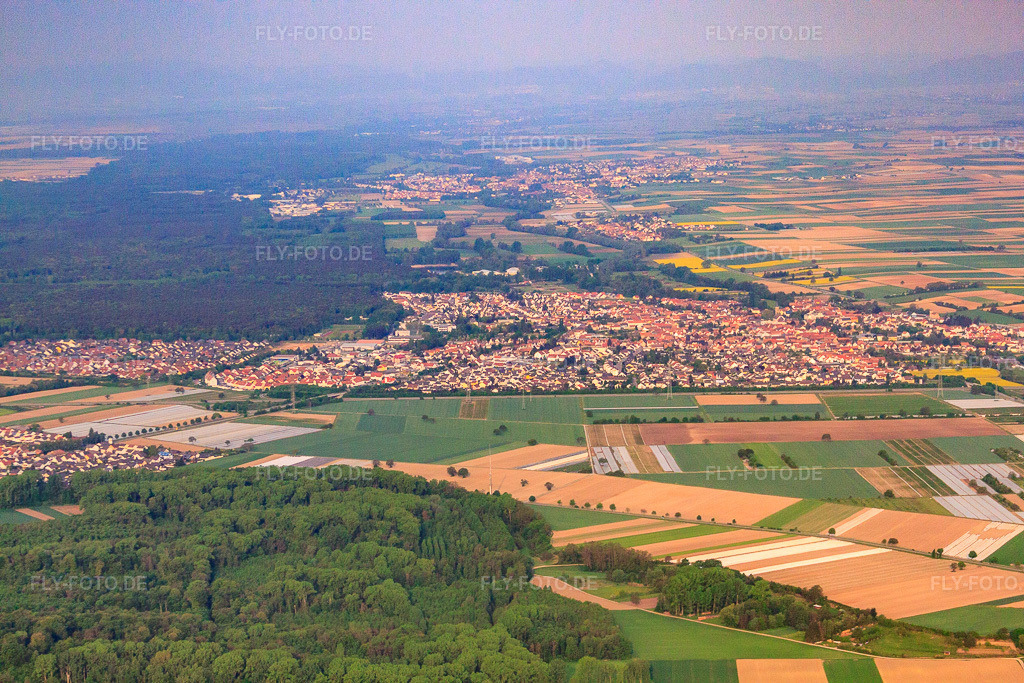 Luftbild: Stadtansicht von Osten in Rülzheim im Bundesland Rheinland-Pfalz in Deutschland. Foto: IMG_40378.jpg vom 24.04.2011 durch Werner Riehm/FLY-FOTO.de