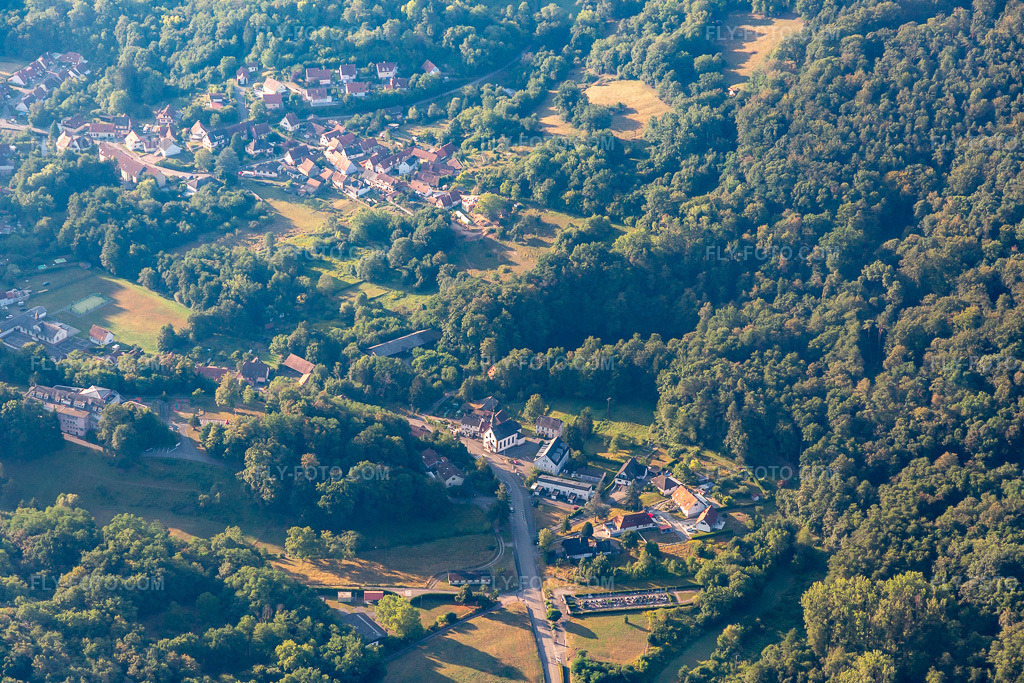 Aerial view: Hamlet in Wissembourg in the state Bas-Rhin, France. – Photo: IMG_122046.jpg taken on 08/08/2020 by Werner Riehm/FLY-FOTO.com – Resolution of the original: 5472 x 3648 px