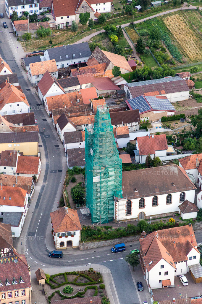 Luftbild: Eingerüsteter Kirchturm und Turm- Dach der katholischen Kirche in Ottersheim bei Landau im Bundesland Rheinland-Pfalz in Deutschland. Foto: IMG_083700.jpg vom 24.07.2015 durch Werner Riehm/FLY-FOTO.de