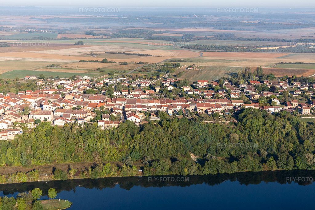 Aerial view: View of the town in Villey-Saint-Étienne in the state Meurthe et Moselle, France. – Photo: IMG_118127.jpg taken on 09/15/2019 by Werner Riehm/FLY-FOTO.com – Resolution of the original: 5472 x 3648 px