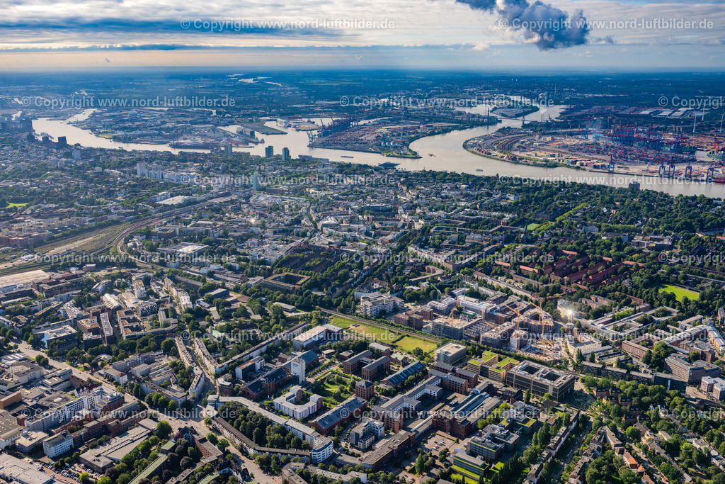 Hamburg_Ottensen_ELS_0545050823 | HAMBURG 05.08.2023 Stadtzentrum im Innenstadtbereich am Ufer des Flußverlaufes der Elbe im Ortsteil Othmarschen in Hamburg, Deutschland. // City center in the downtown area on the banks of river course of the River Elbe in the district Othmarschen in Hamburg, Germany. Foto: Martin Elsen