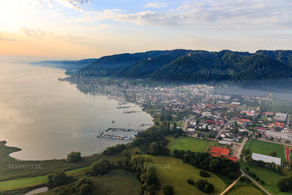 Luftbild: Stadtansicht am Ufer des Bodensees im Morgendunst im Ortsteil Bodman in Bodman-Ludwigshafen im Bundesland Baden-Württemberg in Deutschland. Foto: IMG_102866.jpg vom 26.08.2017 durch Werner Riehm/FLY-FOTO.de