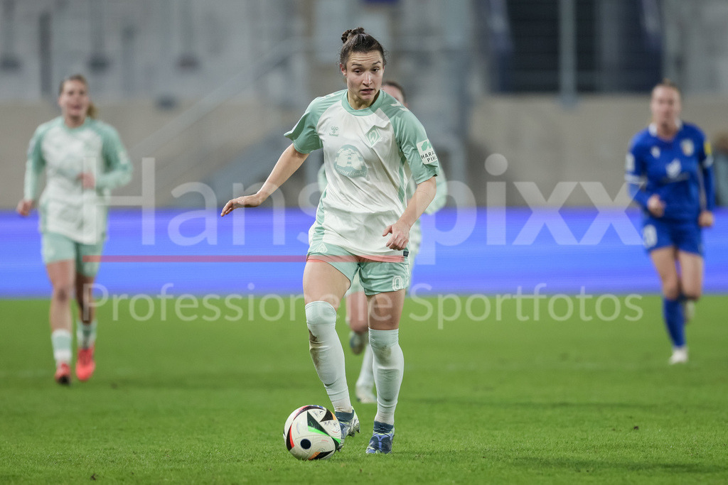 Fussball, Google Pixel Frauen-Bundesliga, FC Carl Zeiss Jena - SV Werder Bremen | v.li.: Sophie Weidauer (SV Werder Bremen, 9) am Ball, Einzelbild, Ganzkörper, Aktion, Action, Spielszene, DIE DFB-RICHTLINIEN UNTERSAGEN JEGLICHE NUTZUNG VON FOTOS ALS SEQUENZBILDER UND/ODER VIDEOÄHNLICHE FOTOSTRECKEN. DFB REGULATIONS PROHIBIT ANY USE OF PHOTOGRAPHS AS IMAGE SEQUENCES AND/OR QUASI-VIDEO.