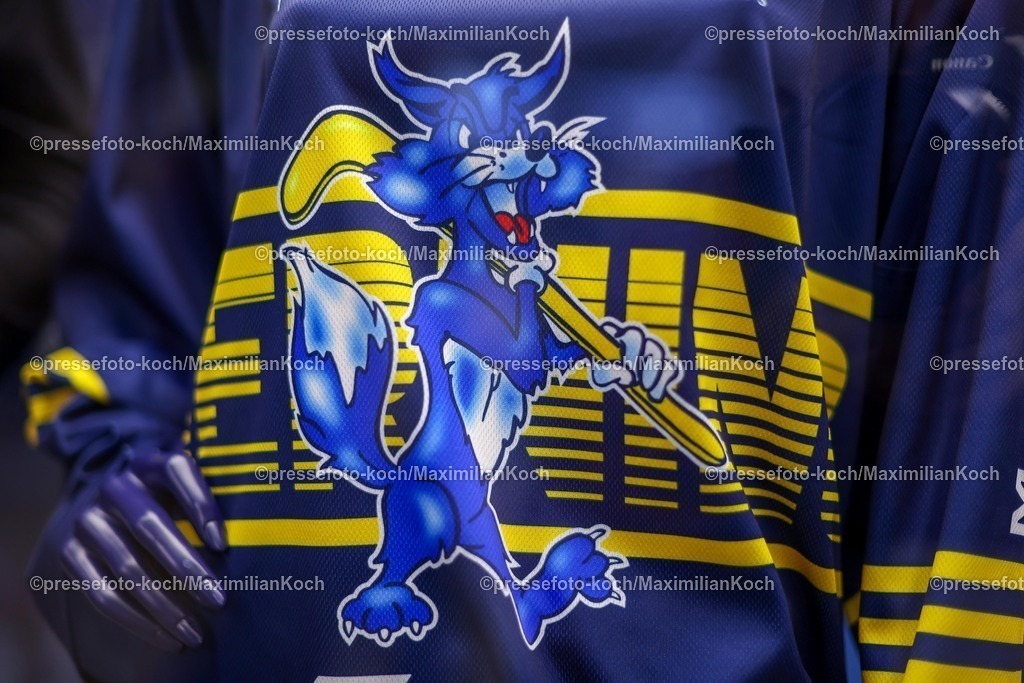 BFX27012601092 | 27.01.2026, Eishockey, Metal Ligaen Denmark, Herning Blue Fox - Frederikshavn White Hawks, KVIK Hockey Arena in Herning, Dänemark: Logo Banner Maskottchen auf einem Trikot