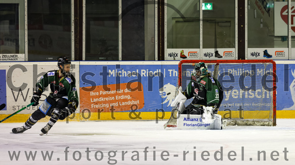 2022-09-23_083_TSV_Erding_gegen_EV_Fuessen | Erding, Deutschland, 23.09.2022:
Eishockey, Bayernliga 2022 / 2023, Testspiel, TSV Erding gegen EV Füssen, Endergebnis: 1:3

Florian Zimmermann (Erding Gladiators, #5), Torwart Thomas Hingel (Erding Gladiators, #33)

Foto: Christian Riedel / fotografie-riedel.net