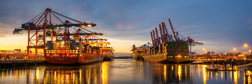 10240709 - Waltershofer Hafen Panorama im Abendrot | Wunderschöner Panoramablick auf den Hamburger Hafen im Abendrot.