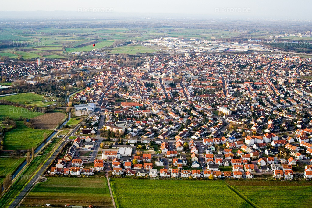 Luftbild: Stadt von Süden in Hockenheim im Bundesland Baden-Württemberg in Deutschland. Foto: IMG_4885.jpg vom 26.11.2006 durch Werner Riehm/FLY-FOTO.de