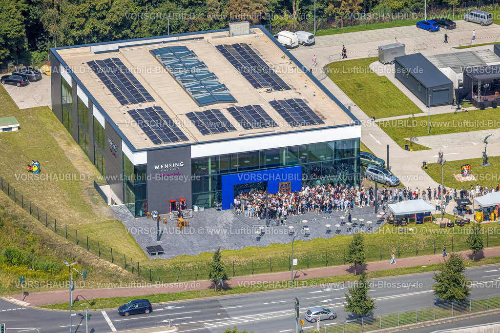 Hamm250808733 | Luftbild Hamm Kunstgalerie Mensing, Event, 1000 Besucher werden in der Kunstgalerie Art Cube erwartet, Ex-Rapper Kollega tritt auf, Besucherschlange, Rhynern, Hamm, Nordrhein-Westfalen, Deutschland