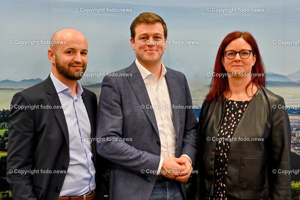 Pressekonferenz Die Grünen OÖ_ Energieoffensive für OÖ 2023_ 16.01.2023-20 | 16.01.2023, Presseclub Linz, AUT, Pressekonferenz Die Gruenen Ooe, Schwarz-Blau rutscht mit gewohnter Klimaschutz-Blockade ins neue Jahr - Gruene widmen 2023 der umfassenden Energieoffensive für Oberoesterreich und praesentieren weitere Schwerpunkte im Bild Severin Mayr (Die Gruenen, Klubobmann), LR Stefan Kaineder (Die Gruenen), Ursula Roschger (Die Gruenen, Landesgeschaeftsfuehrerin)