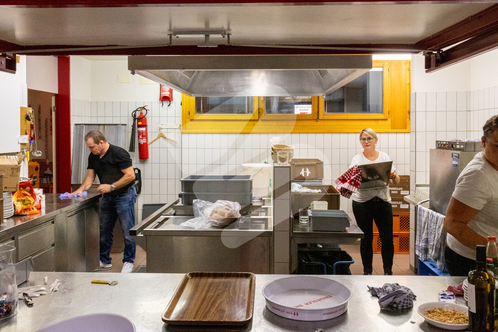 SKE100J_5033 | Die Schwinger des Schwyzer Kantonalen Schwingerverbandes: Fotos, die Dynamik und Leidenschaft festhalten, sowie emotionale Momente aus dem traditionellen Schwingsport zeigen. - Realisiert mit Pictrs.com