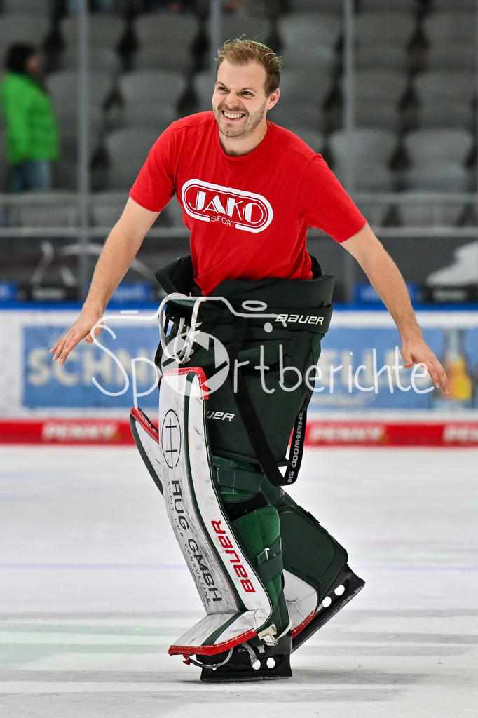 Augsburger Panther - Schwenninger Wild Wings | aUGSBURG, DEUTSCHLAND - 2. NOVEMBER: Die Spieler der Panther feier zusammen mit den Zuschauern den Heimsieg gegen Schwenningen nach dem Ligaspiel zwischen den Augsburger Panthern und den Schwenninger Wild Wings am 17. Spieltag der Penny DEL im Curt Frenzel Stadion am 02.11.2025 /  Michael GARTEIG (Augsburger Panther 34