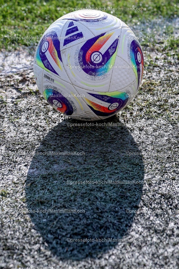 xSSCx24012601016 | 24.01.2026, xsscx, Frauen Fussball, 1. FC Koeln - SC Freiburg, 1. Fussball Bundesliga, 15. Spieltag, Franz-Kremer-Stadion, Saison 2025 2026: Fußball im Gegenlicht DFB regulations prohibit any use of photographs as image sequences and or quasi-video. Photo: xSandraxScherningxPressefotoKochx