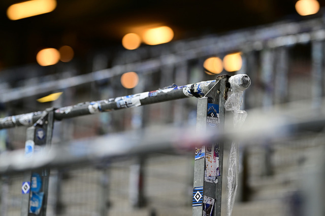 Fußball I Frauen I Saison 2025-2026 I Bundesliga I 10. Spieltag I Hamburger SV - 1. FC Nürnberg I 46533 | Symbol, Symbolfoto, Symbolbild, Sinnbild, Bildsymbol, Darstellung, Signum, Beispielbild, Musterbild, Referenzbild, Beispielfoto, Stockfoto, Archivaufnahme, Demonstrationsfoto, Vergleichsbild: Hamburger SV Frauen, Nordkurve, Stehplatz, halter, halterung, begrenzung, schutz, schutzzaun, Sticker, Stehplatzbegrenzung, steher, stadion, fans, metal, metall, metallstangen stehplatz,  - Realisiert mit Pictrs.com