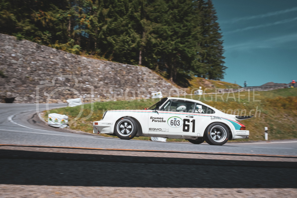 21. Arosa ClassicCar 2025 - 6. =September= 2025 | Peter Hänggi aus Frauenfeld (SUI) in einem Porsche Carrera RS aus dem Jahre 1974 mit Startnummer 603 am Arosa ClassicCar 2025 in der Kategorie Demo..@arosaclassiccar, @arosa.official, #arosaclassiccar, #arosa, #76curves, #classiccarBild: Sportfotografie Markus Aeschimann | www.markus-aeschimann.ch - Realisiert mit Pictrs.com