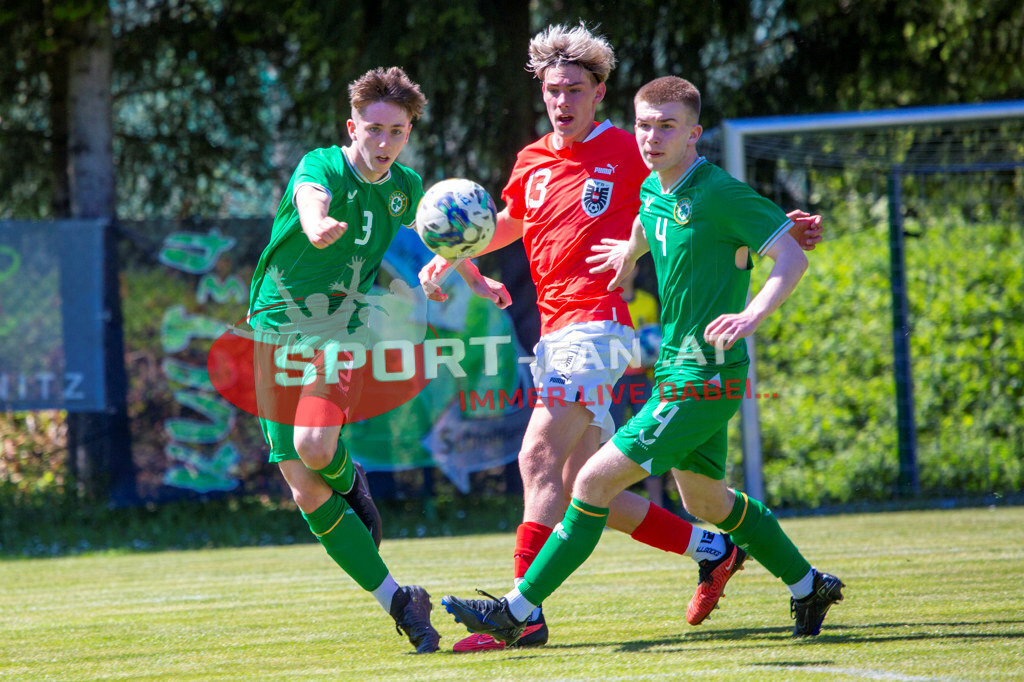 Fußball Halbfinale | Ben Dumigan (U15 Irland #3) Jonas Peinhart (U15 Österreich #13) Alan Sattell (U15 Irland #4) Fußball Halbfinale, Irland U15 - Österreich U15 am 29.04.2024 in Arnoldstein (Sportplatz), Austria, (Photo by Ernst Krawagner sport-fan.at) - Realisiert mit Pictrs.com