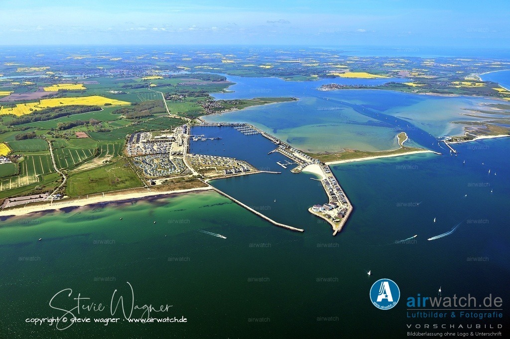 Luftbild OstseeResort Olpenitz - Exklusive Ferienhäuser an der Ostseeküste | OstseeResort Olpenitz : Nach der Schließung des Marine-Stützpunktes im Jahr 2004 verlor die Stadt Kappeln, zu der Olpenitz seit 1970 gehört, einen der größten Arbeitgeber und verfügte über ein großes, brachliegendes Grundstück am Meer.