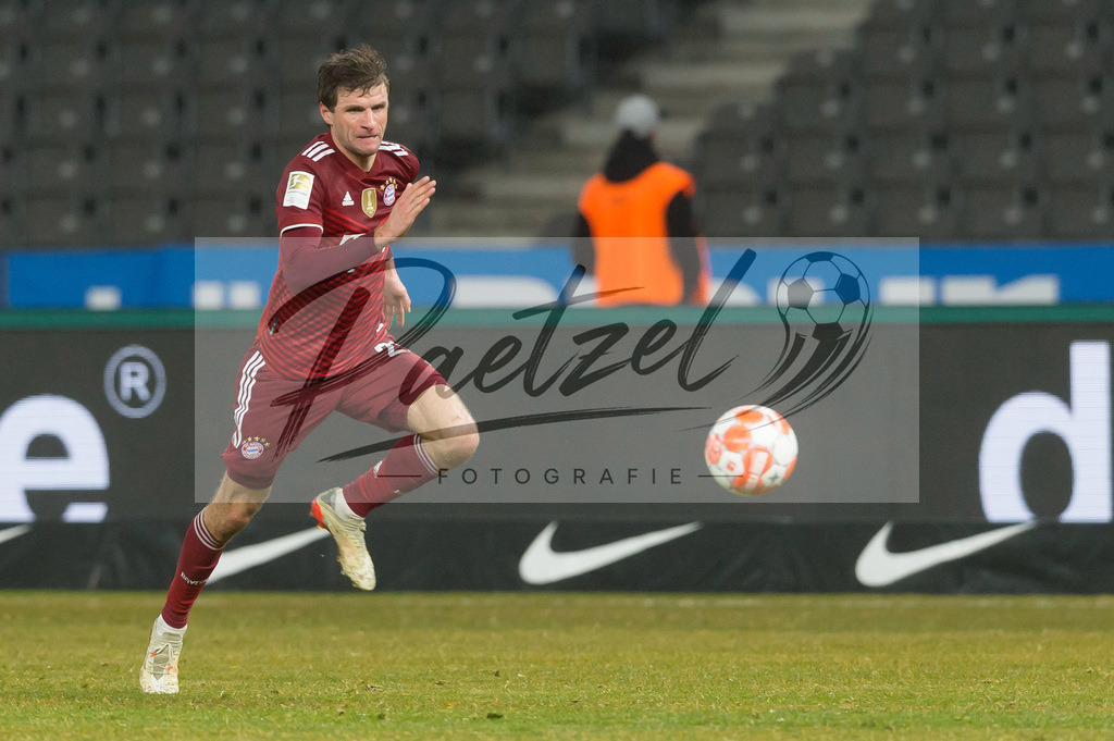 BSCFCB20220123_084 | Fussball, Herren: Thomas Mueller (FC Bayern Muenchen) in Aktion, am Ball, Einzelaktion bei dem Spiel der 1. Bundesliga zwischen Hertha BSC und FC Bayern Muenchen im Olypiastadion am 23.01.2022 in Berlin, Deutschland.DFB / DFL REGULATIONS PROHIBIT ANY USE OF PHOTOGRAPHS AS IMAGE SEQUENCES AND/OR QUASI-VIDEO. - Realisiert mit Pictrs.com