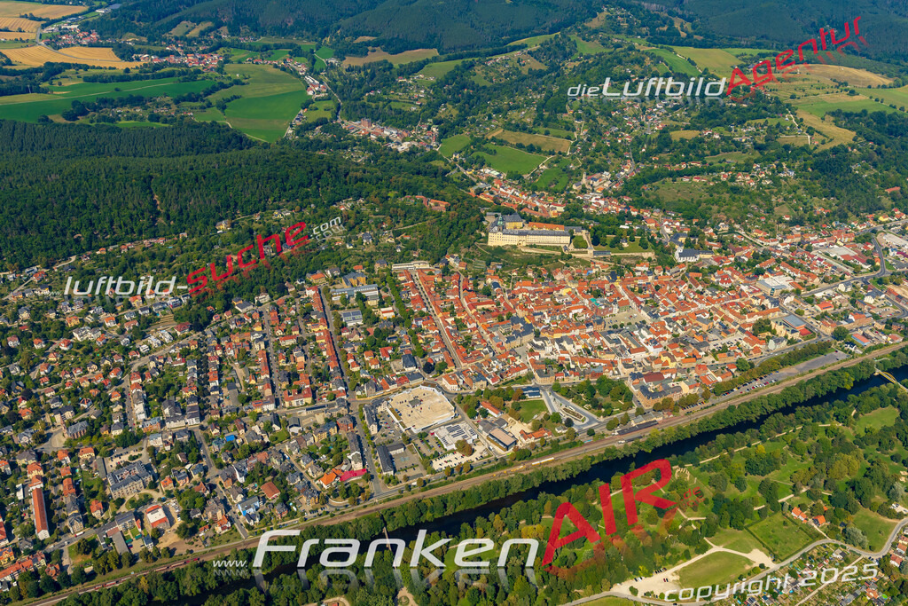 Luftaufnahme der Stadt Rudolstadt - Die Luftaufnahme wurde 2025 vom UL-Flugzeug heraus erstellt ( keine Drohne ) - Hochauflösende Luftaufnahme - für professionelle Ausdrucke geeignet. Die Geschenkidee !Hier alle&nbsp;Infos zur Lizenzierung der LuftaufnahmeWir fliegen auch dieses Jahr wieder in Ihre Region um Luftbilder zu erstellen.- Luftbild anfragen