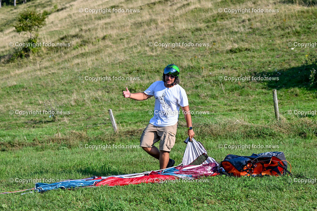 Flugschule Ternberg_ 17.08.2023-5 | 17.08.2023, Ternberg, AUT, Flugschule, im Bild Saman Kheyrmanesh (Flugschueler) mit dem Schirm 

