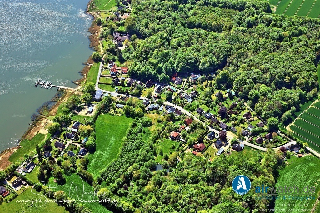 Luftbild, Ostseefjord Schlei, Schlei Bootsclub Ulnis-Steinfeld, Ulsnisstrand, Ulsnisland | Ulsnis-Steinfeld: Der Schlei-Boots-Club Ulsnis/Steinfeld e.V. bietet auf seinem abgeschlossenen Vereinsgelände in Stauertwedt Liegeplätze für Paddel- und Ruderboote sowie Jollen an und stellt auch freie Gastliegeplätze für größere Boote an der vereinseigenen Steganlage in Ulsnisstrand zur Verfügung.