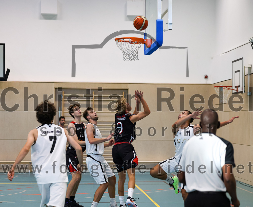 2022-10-16_041_TSV_Vaterstetten_gegen_Baskets_Vilsbiburg_2 | Vaterstetten, Deutschland, 16.10.2022:
Basketball, Bayernliga Herren Südost 2022 / 2023, 1. Spieltag, TSV Vaterstetten gegen Baskets Vilsbiburg 2, Endergebnis: 83:64

Konstantin Huber (TSV Vaterstetten, #13), M. Urbanke (Baskets Vilsbiburg, #9), C. Balszuweit (TSV Vaterstetten, #11)

Foto: Christian Riedel / fotografie-riedel.net