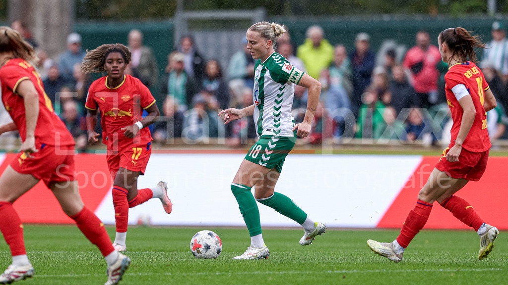 Fussball, Google Pixel Frauen-Bundesliga, SV Werder Bremen - RB Leipzig | Lina Hausicke (SV Werder Bremen, 18) am Ball, Einzelbild, Ganzkörper, Aktion, Action, Spielszene, DIE DFB-RICHTLINIEN UNTERSAGEN JEGLICHE NUTZUNG VON FOTOS ALS SEQUENZBILDER UND/ODER VIDEOÄHNLICHE FOTOSTRECKEN. DFB REGULATIONS PROHIBIT ANY USE OF PHOTOGRAPHS AS IMAGE SEQUENCES AND/OR QUASI-VIDEO.