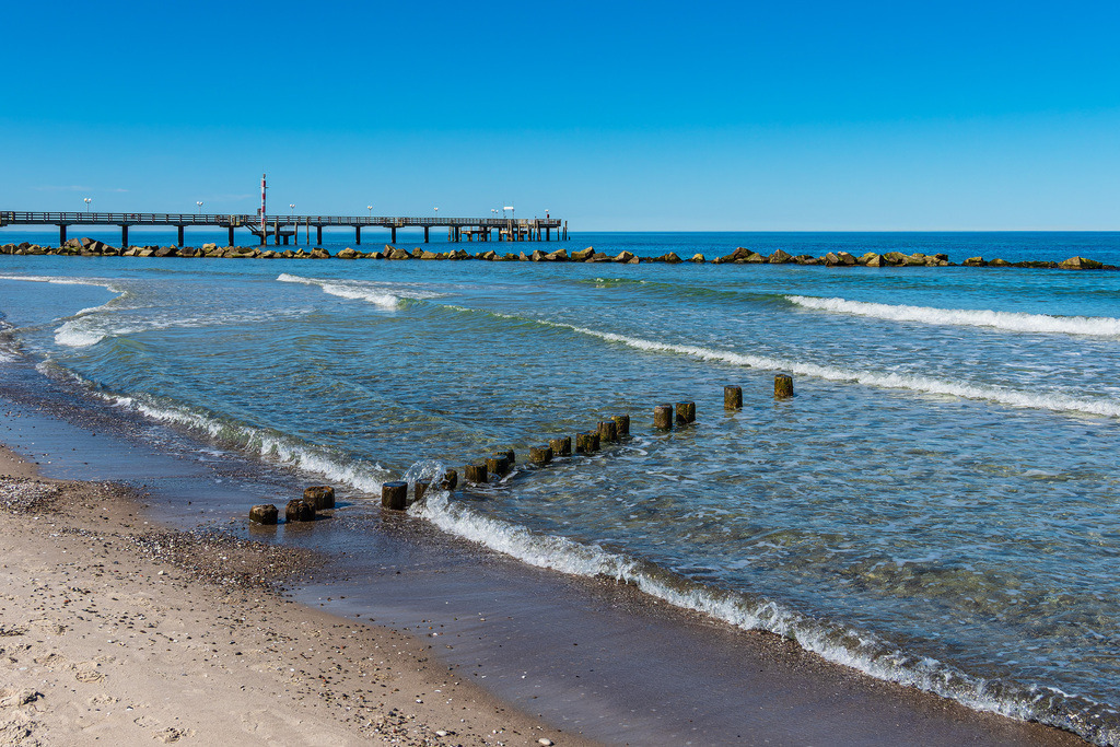 Buhne und Seebrücke an der Ostseeküste in Wustrow auf dem Fischland-Darß | Buhne und Seebrücke an der Ostseeküste in Wustrow auf dem Fischland-Darß.