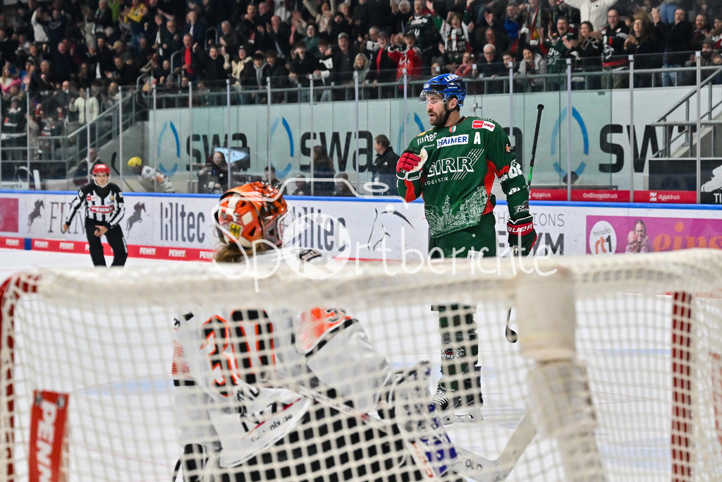 Augsburger Panther - Löwen Frankfurt | Jubel der Panther nach dem Treffer zum 3-1 durch Alexandre GRENIER (Augsburger Panther 82), Tor / Torschuetze / Freude / Happy / beim match zwischen den Augsburger Panthern und den Löwen Frankfurt am 8. Spieltag der Penny DEL im Curt Frenzel Stadion am 19.10.2025