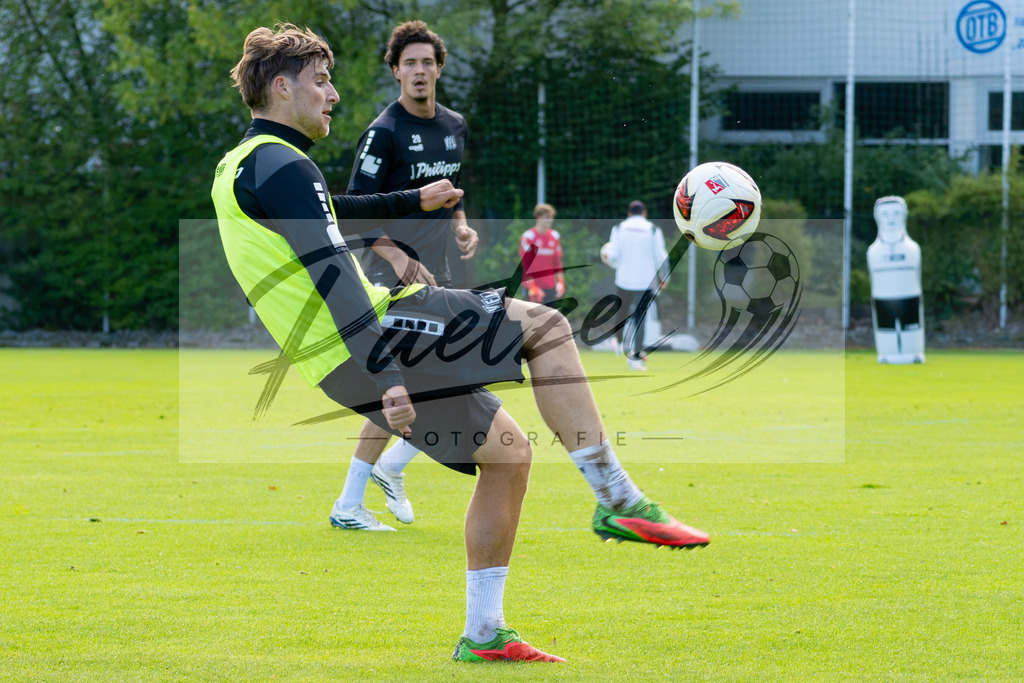 20260909_TRAOSN_0020 | Fußball, Herren: Bernd Riesselmann (VfL Osnabrück) in Aktion, am Ball, Einzelaktion beim Training des VfL Osnabrück am 09.09.2026 im Sportpark Illoshöhe in Osnabrück, Deutschland.(Foto von Nico Paetzel) - Realisiert mit Pictrs.com
