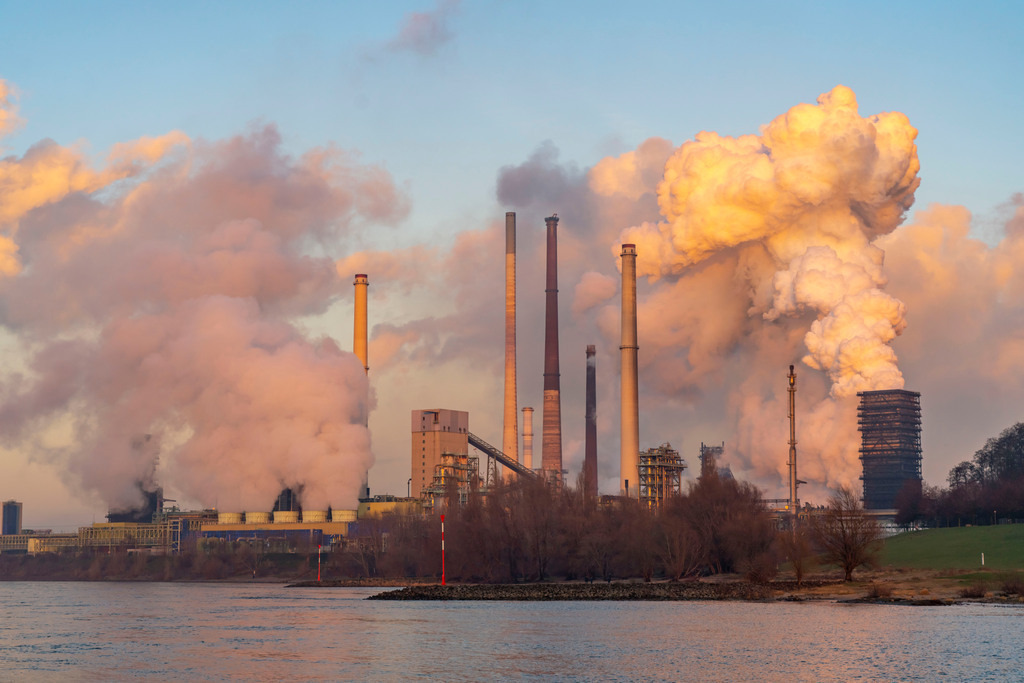 JT-210110 | ThyssenKrupp Stahlwerk in Duisburg-Bruckhausen, Ablöschwolke der Kokerei Schwelgern, Schornstein der Sinteranlage,Fluss Rhein, Duisburg, NRW, Deutschland,  - Realisiert mit Pictrs.com