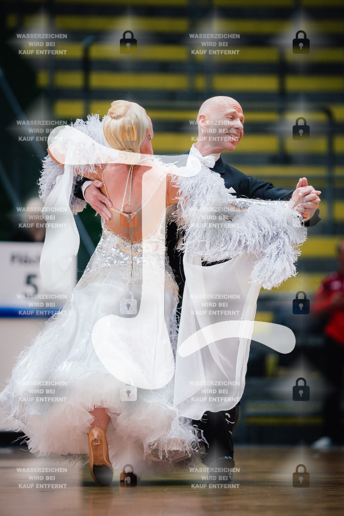 Hessen Tanzt WDSF Open Senior III Standard 4th (332) Thomas Schmidt _ Susanne Schmidt (Schwarz-Rot-Club Wetzlar)-2025-05-17-0497 | Webshop for digital downloads and prints of dance sport, event & show photographer Julian Link - Realisiert mit Pictrs.com