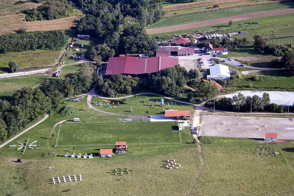Aerial view: Haras De La Née in Mothern in the state Bas-Rhin, France. – Photo: IMG_8080.jpg taken on 09/15/2007 by Werner Riehm/FLY-FOTO.com – Resolution of the original: 3456 x 2304 px – Haras de la Nee équitation chevaux concours