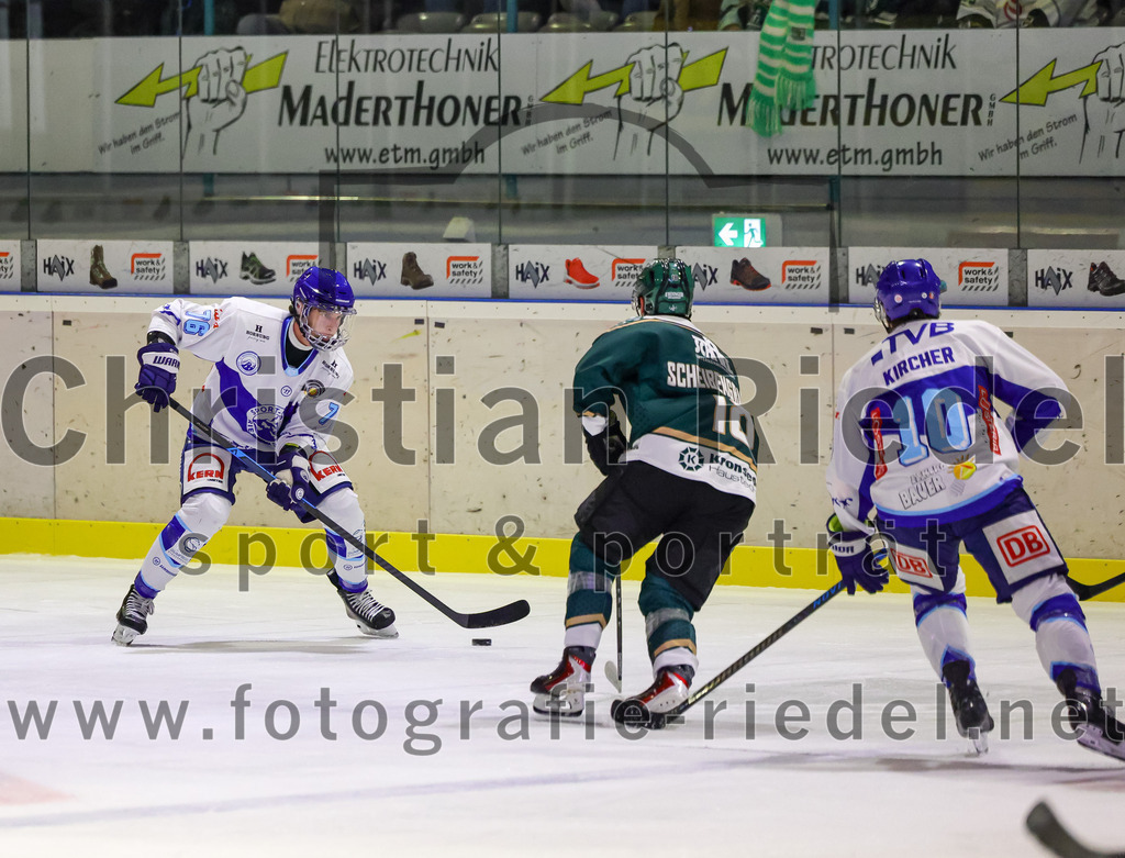 2025-09-26_018_TSV_Erding_gegen_SC_Riessersee | Erding, Deutschland, 26.09.2025:Eishockey, Oberliga Süd 2025 / 2026, 3. Spieltag, TSV Erding gegen SC Riessersee, Endergebnis: 3:5Luca Allavena (SC Riessersee, #76), Luis Scheibengraber (Erding Gladiators, #18), Tobias Kircher (SC Riessersee, #10)Foto: Christian Riedel / fotografie-riedel.net
