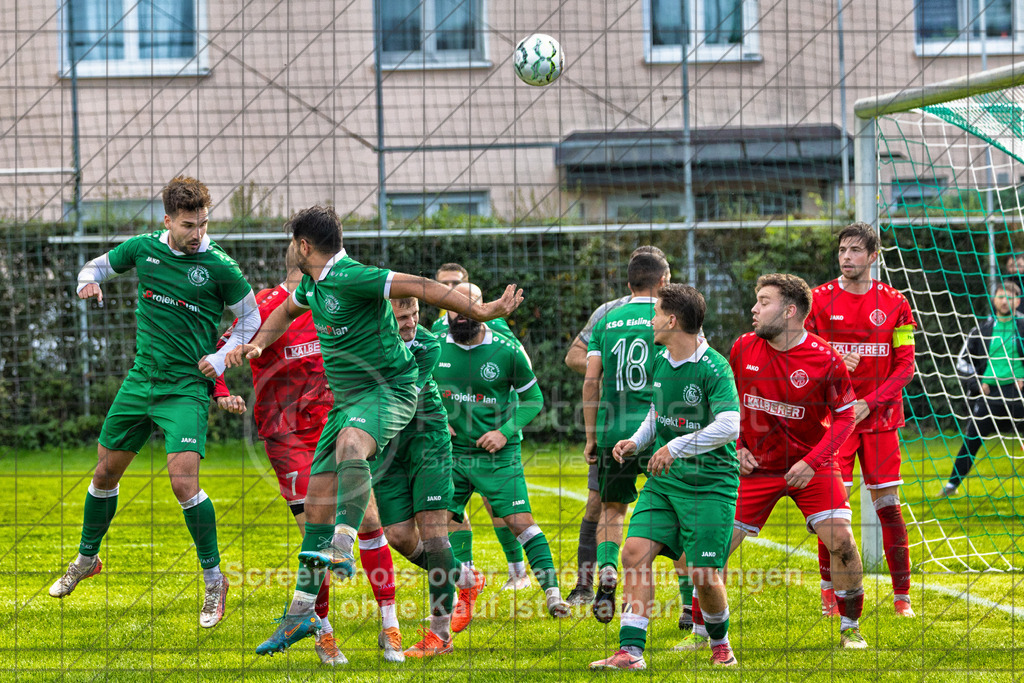20261011_161718_0341-Bearbeitet_(c)_by_PhotoPeet | Viel los im Strafraum des GastgerbersKSG Eislingen (grün) vs. 1.FC Donzdorf (rot), Fußball, Bezirksliga - Bezirk Neckar/Fils, 07. Spieltag, Saison 2026/2027, Rasensportplatz, Albstraße 69, 73054 Eislingen, 11.10.2026 - 15:00 Uhr,Foto: PhotoPeet / Sport- &amp; Eventfotografie / Peter Harich